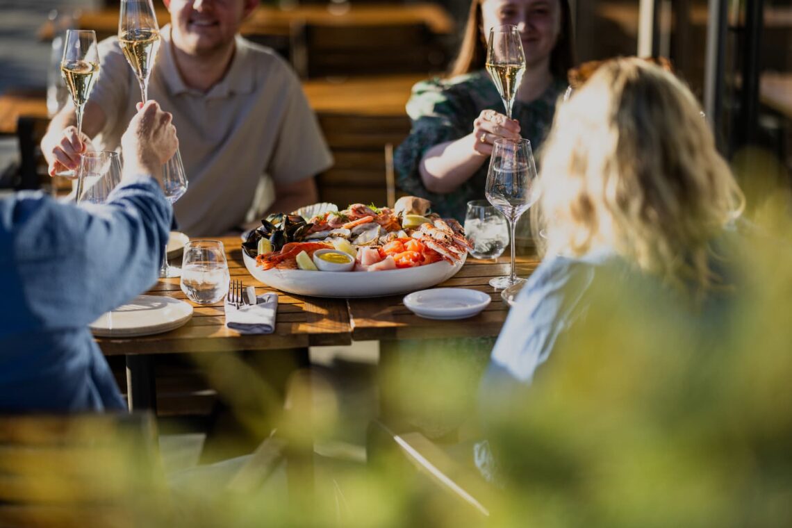 Servering af skaldyr på Alsik Hotel & Spa i Sønderborg